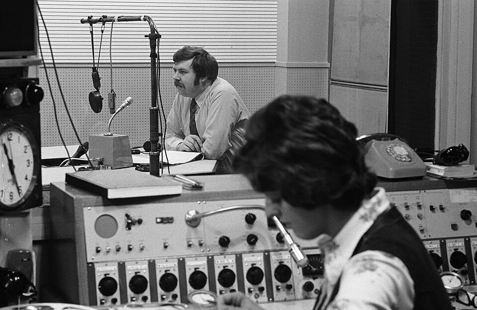 William Owen, da BBC, ao microfone, e a mulher Cynthia aos comandos, em 1976