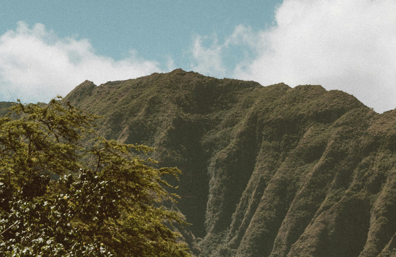 Perspetiva de uma cordilheira montanhosa sob uma perspetiva de amplitude, ilustrando o conceito de visão estratégica e clareza.